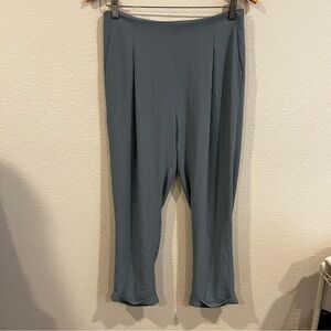 Alice + Olivia size medium dusty blue work wear zip up trouser slacks cuff hem